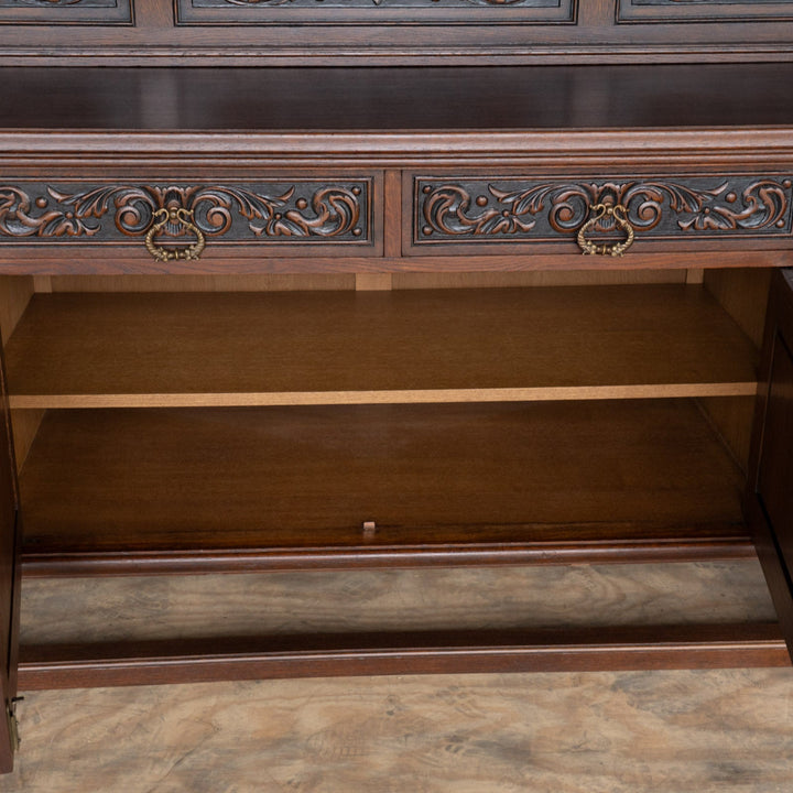 繊細なブドウの彫刻や存在感のあるバルボスレッグが目を惹く オーク サイドボード /22D