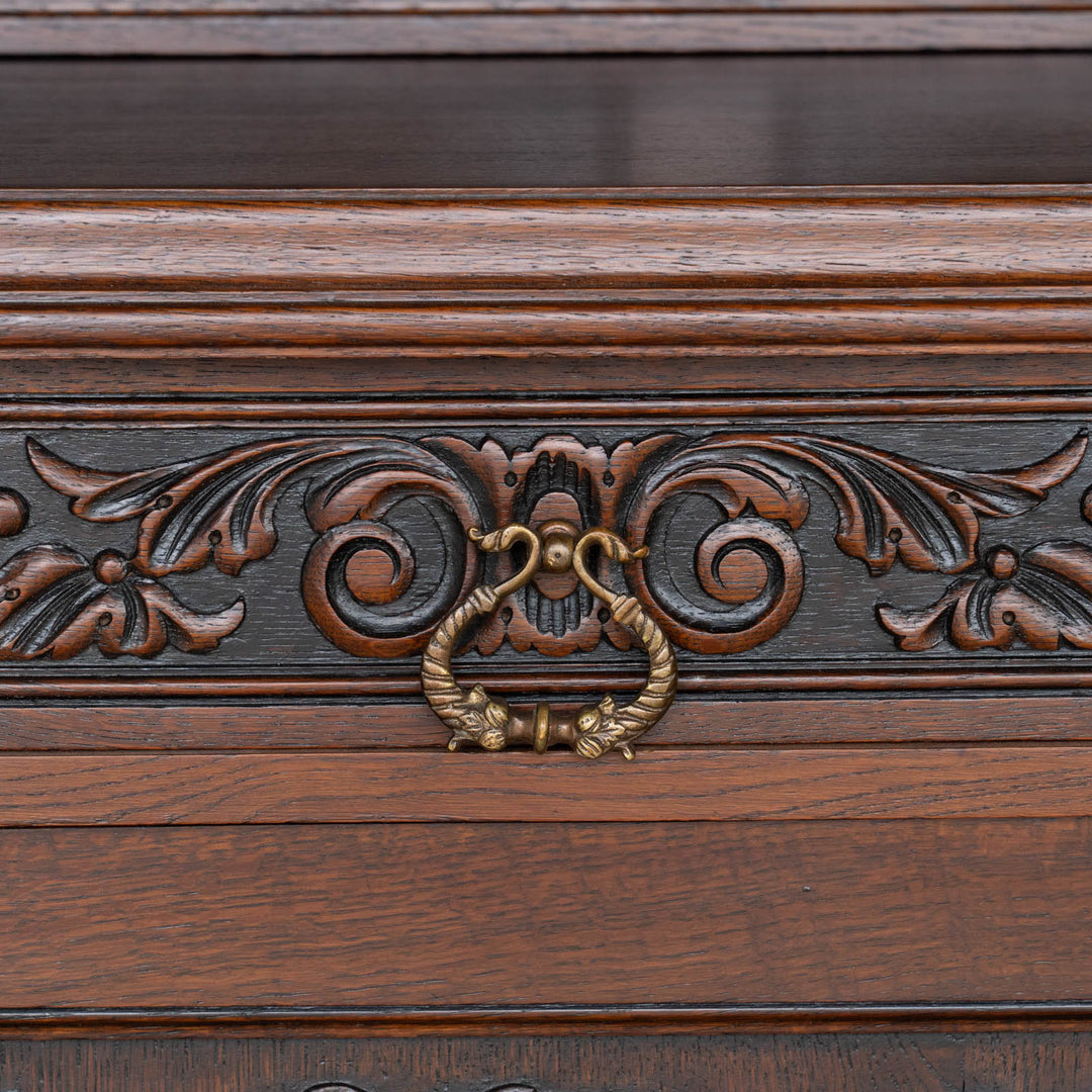 繊細なブドウの彫刻や存在感のあるバルボスレッグが目を惹く オーク サイドボード /22D