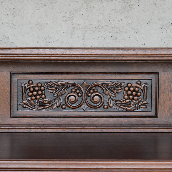 繊細なブドウの彫刻や存在感のあるバルボスレッグが目を惹く オーク サイドボード /22D