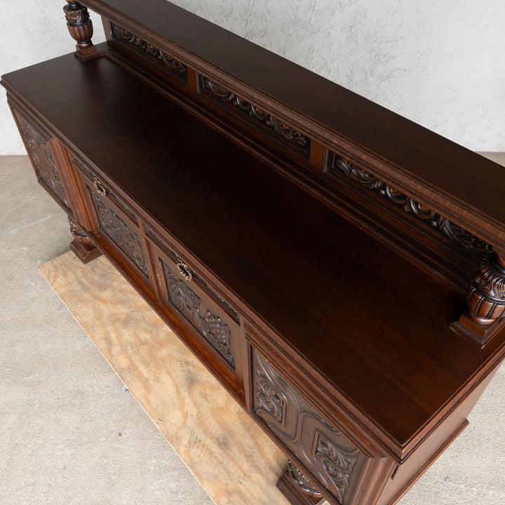 繊細なブドウの彫刻や存在感のあるバルボスレッグが目を惹く オーク サイドボード /22D