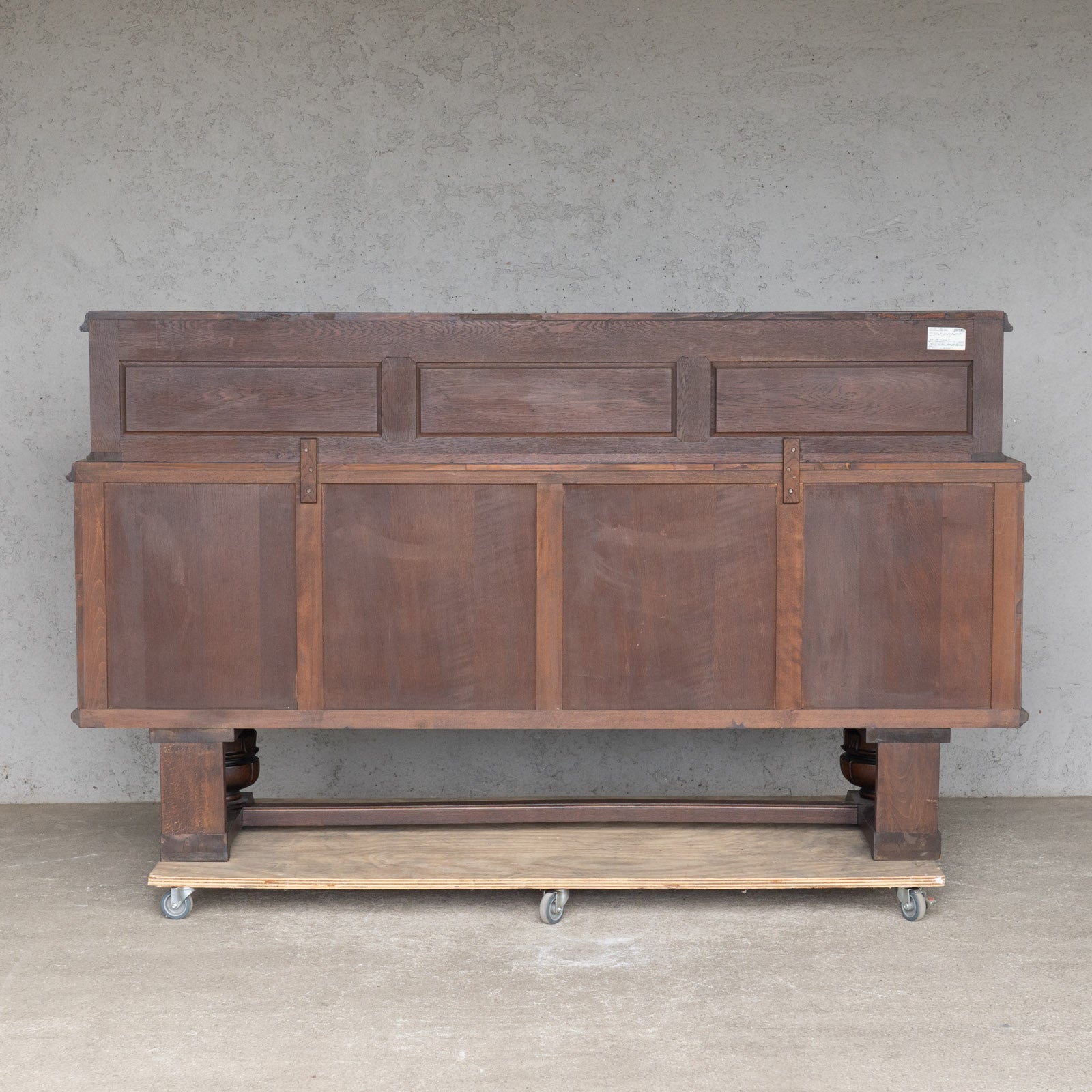 繊細なブドウの彫刻や存在感のあるバルボスレッグが目を惹く オーク