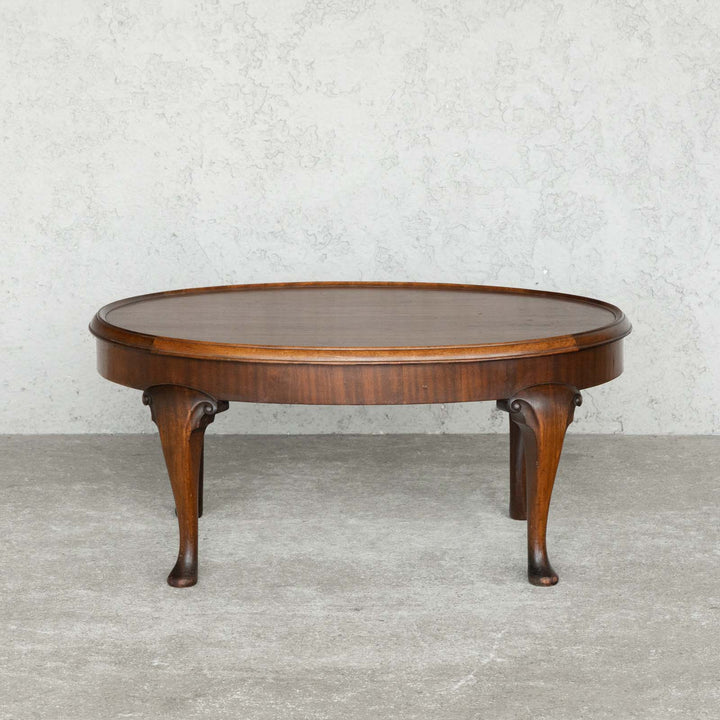 オーバル型の天板やカブリオールレッグが美しく艶やか ウォールナット コーヒーテーブル[m]