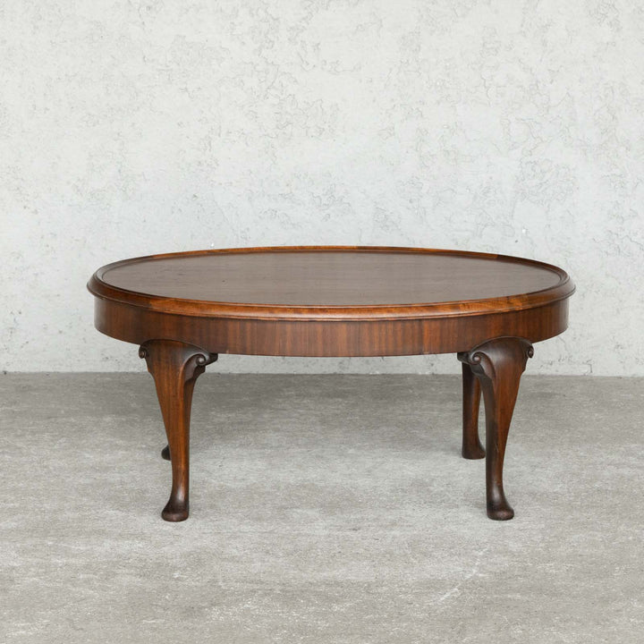 オーバル型の天板やカブリオールレッグが美しく艶やか ウォールナット コーヒーテーブル[m]