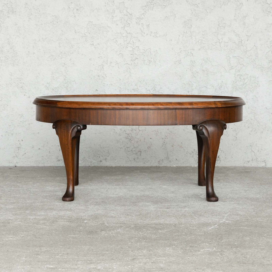 オーバル型の天板やカブリオールレッグが美しく艶やか ウォールナット コーヒーテーブル[m]
