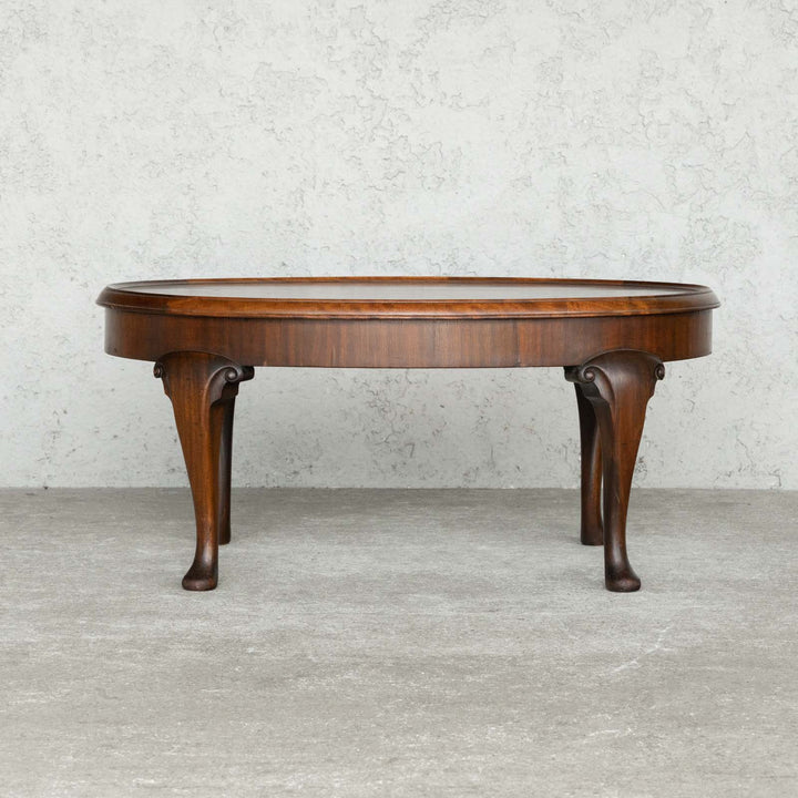 オーバル型の天板やカブリオールレッグが美しく艶やか ウォールナット コーヒーテーブル[m]
