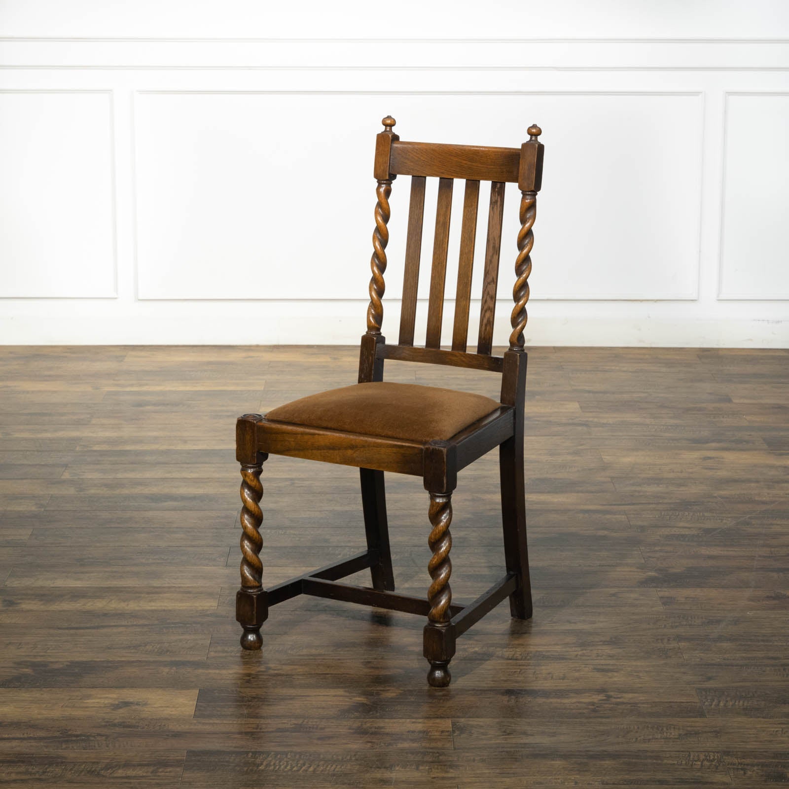 英国アンティークの定番 バーリーシュガーツイストの装飾が美しい