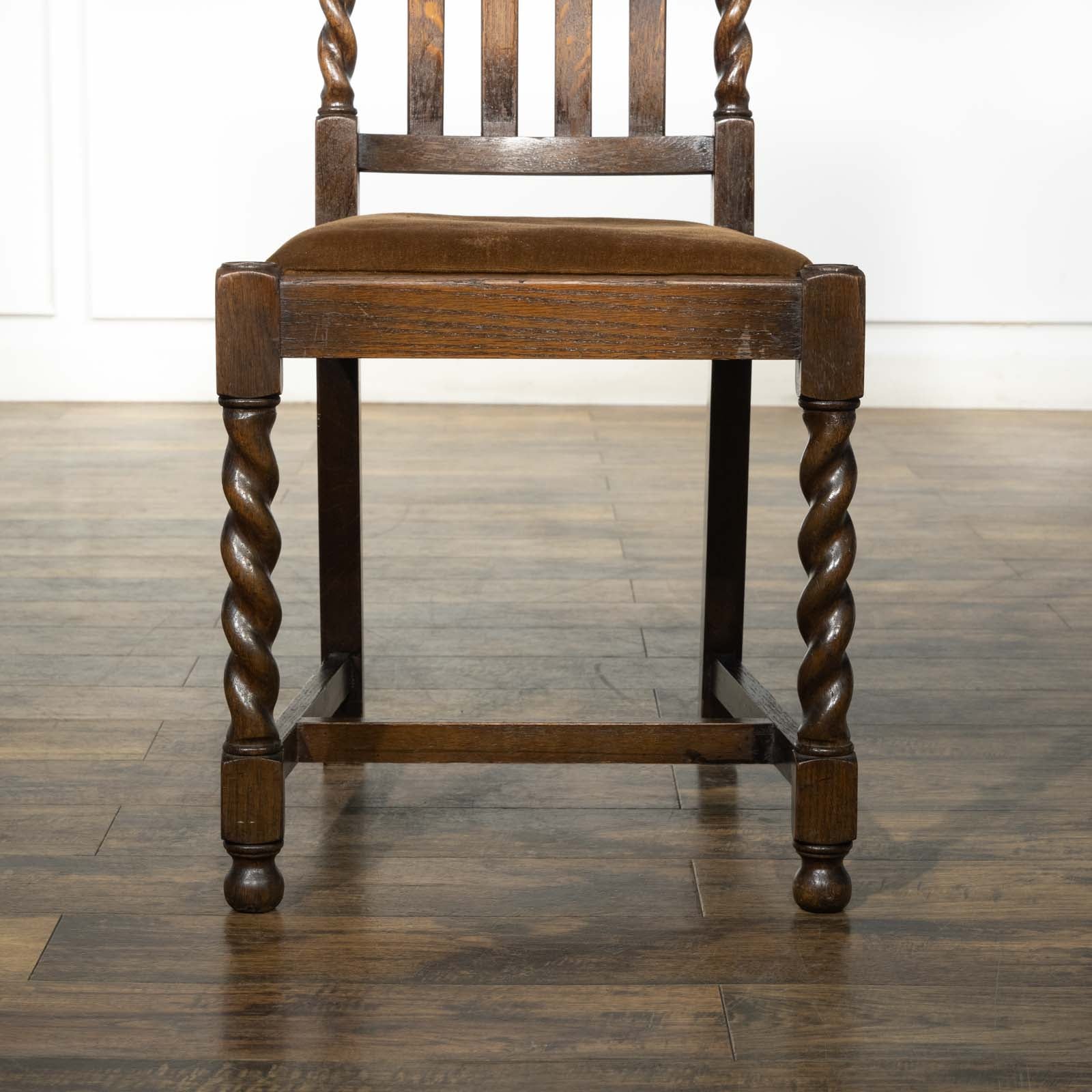 英国アンティークの定番 バーリーシュガーツイストの装飾が美しい