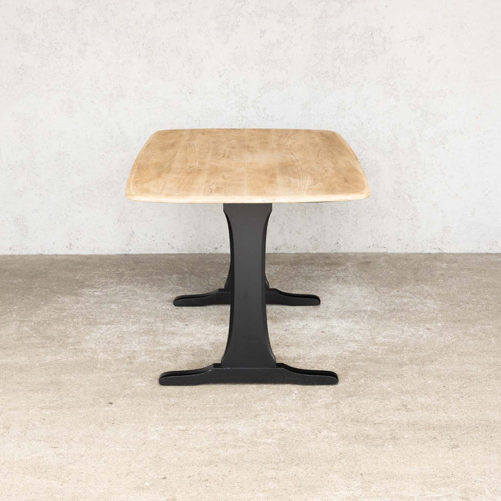 英国【ERCOL アーコール】ブラックペイントの脚とナチュラルな天板のコントラストが印象的 ダイニングテーブル[m]