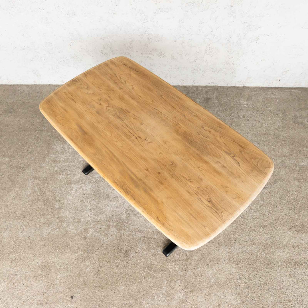 英国【ERCOL アーコール】ブラックペイントの脚とナチュラルな天板のコントラストが印象的 ダイニングテーブル[m]