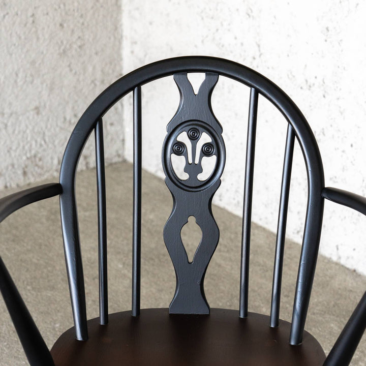 英国【ERCOL アーコール】シックなブラックペイント シスルバックアームチェア No.371A /22E-8[m]