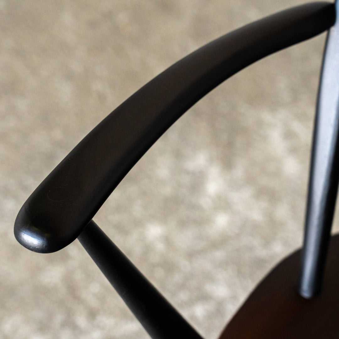 英国【ERCOL アーコール】シックなブラックペイント シスルバックアームチェア No.371A /22E-8[m]