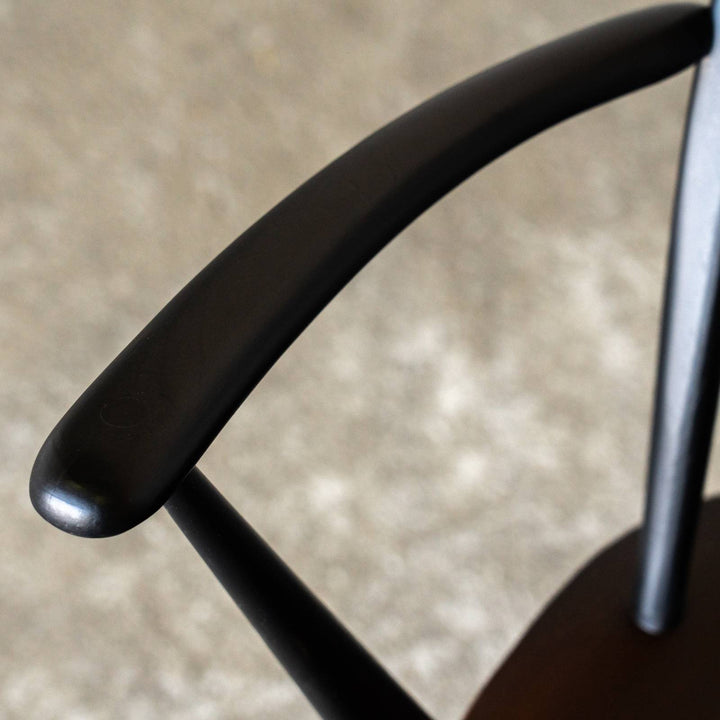 英国【ERCOL アーコール】シックなブラックペイント シスルバックアームチェア No.371A /22E-8[m]