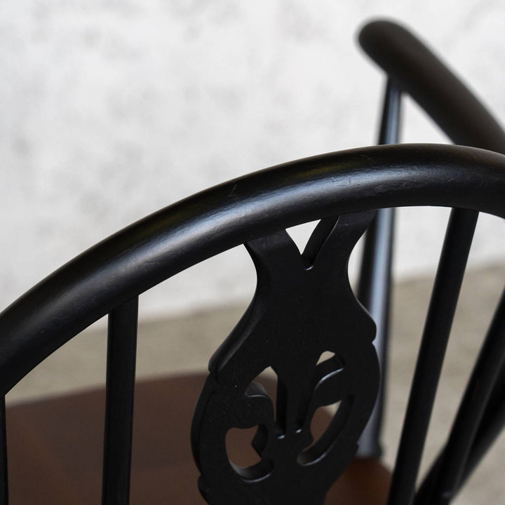 英国【ERCOL アーコール】シックなブラックペイント シスルバックアームチェア No.371A /22E-8[m]