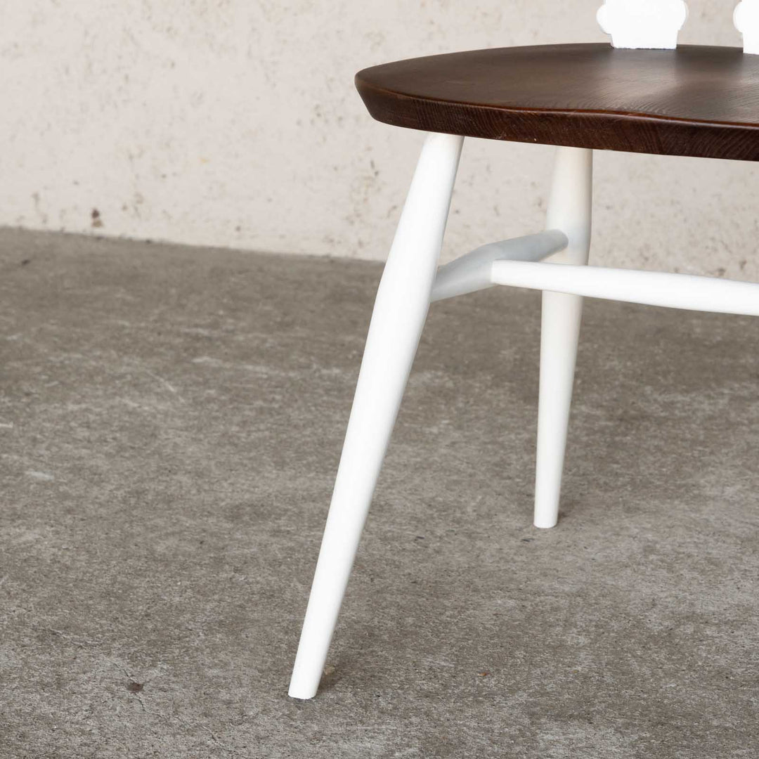 英国【ERCOL アーコール】ホワイトペイントがエレガントさを醸し出す シスルバックチェア No.375 /22E-5 [m]