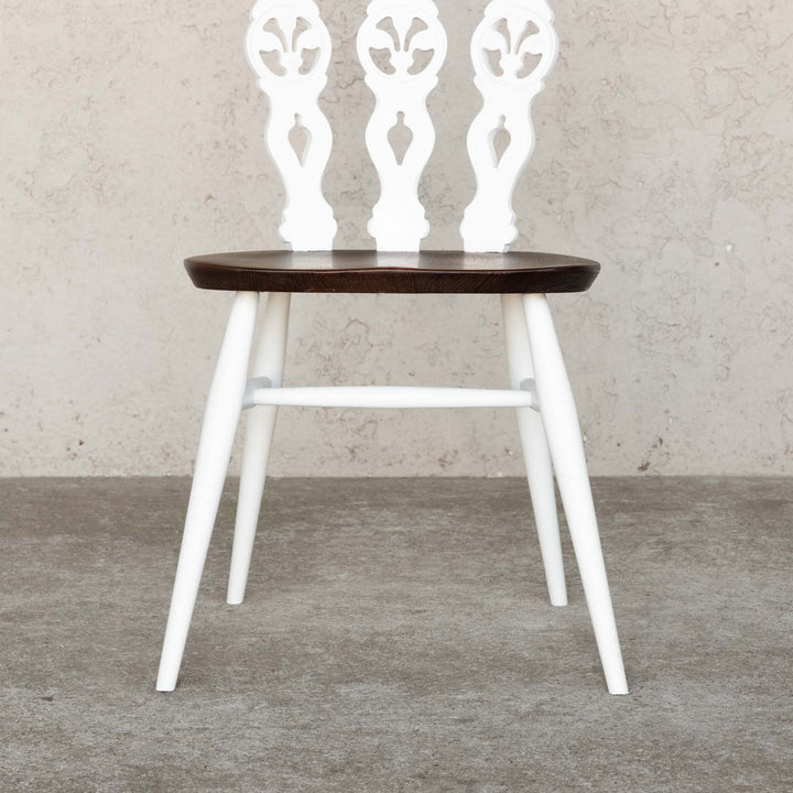 英国【ERCOL アーコール】ホワイトペイントがエレガントさを醸し出す シスルバックチェア No.375 /22E-5 [m]