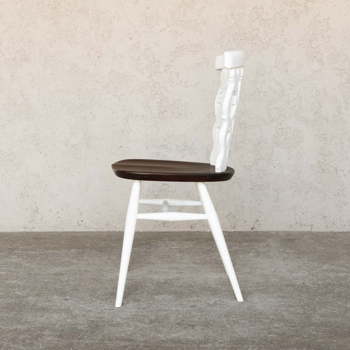 英国【ERCOL アーコール】ホワイトペイントがエレガントさを醸し出す シスルバックチェア No.375 /22E-5 [m]