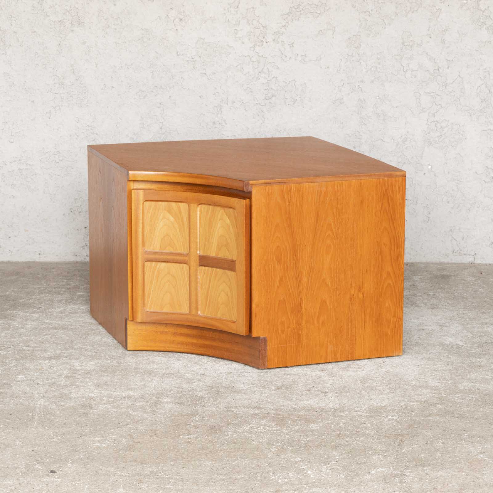 英国【Nathan ネイサン】湾曲したデザインに十字扉が特徴的 チーク