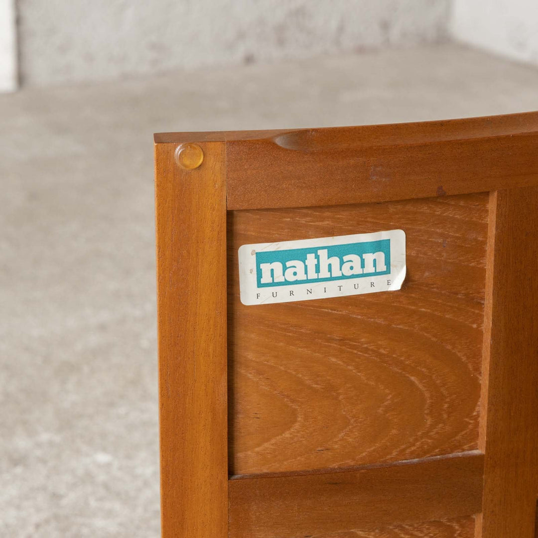 英国【Nathan ネイサン】湾曲したデザインに十字扉が特徴的 チーク コーナーキャビネット[m]