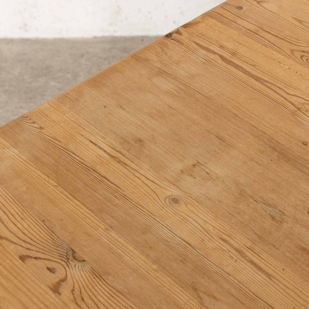 パイン材の温もりのある素朴さがカントリーやナチュラルなお部屋作りにマッチする キッチンテーブル /22E[m]