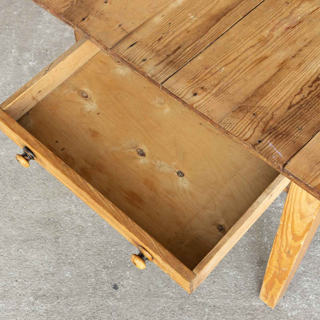 シンプルで素朴な雰囲気にオールドパインの質感が素敵 キッチンテーブル[m]