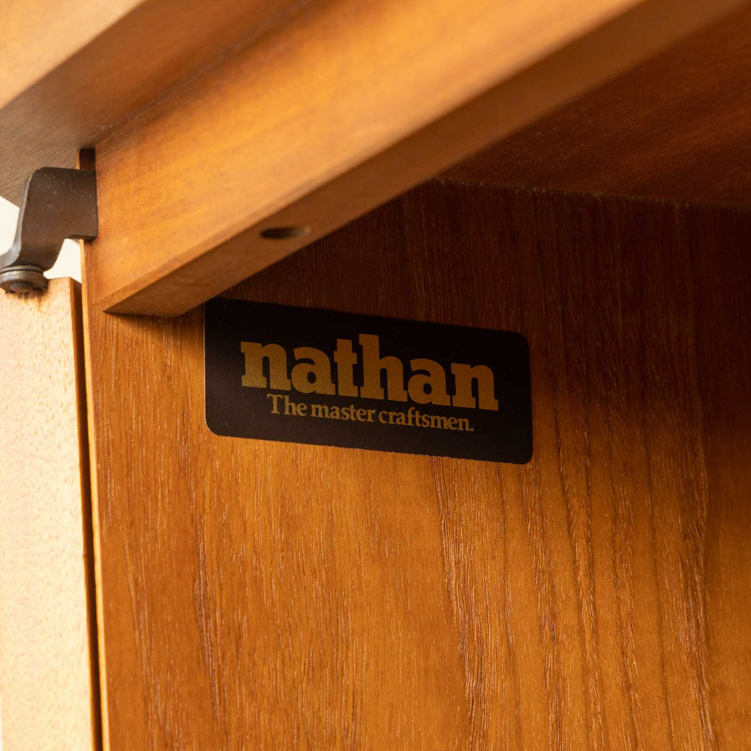 英国【Nathan ネイサン】ユニークなデザインに十字扉が印象的 チーク コーナーキャビネット /22E-B[m]