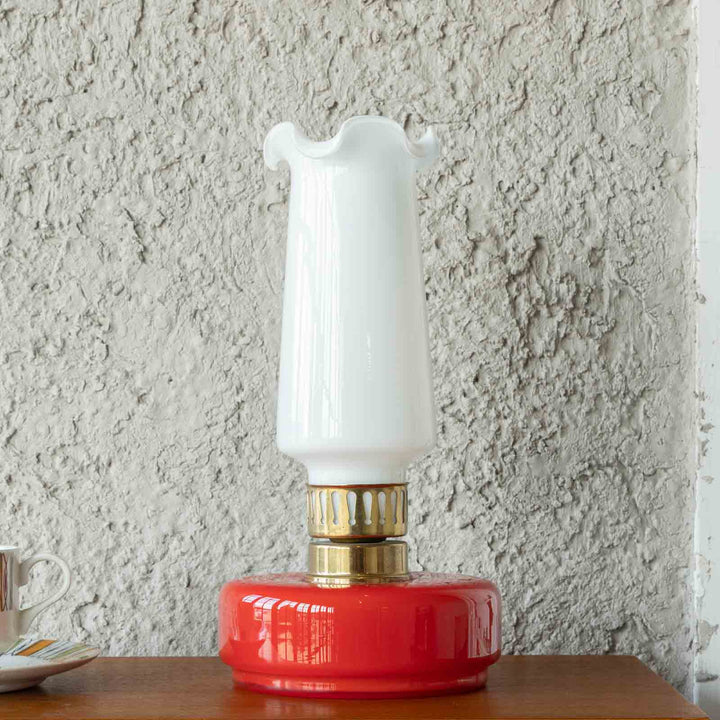 可憐なホワイトのガラスシェードと赤いベースのコントラストが美しい テーブルランプ 1灯[m]