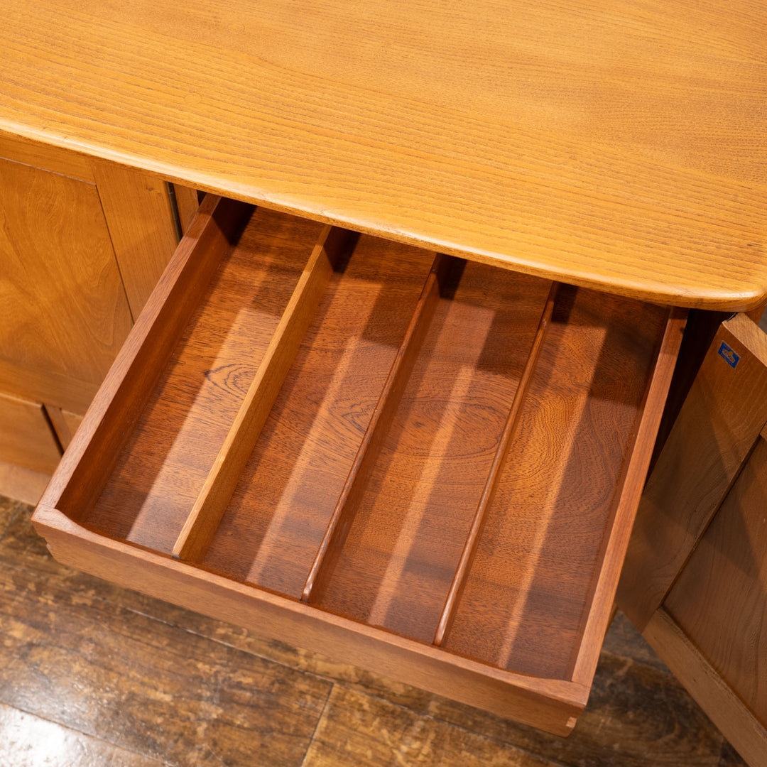 英国【ERCOL アーコール】オリジナルのカトラリートレイが備わった キャスター付き サイドボード /22I[m]