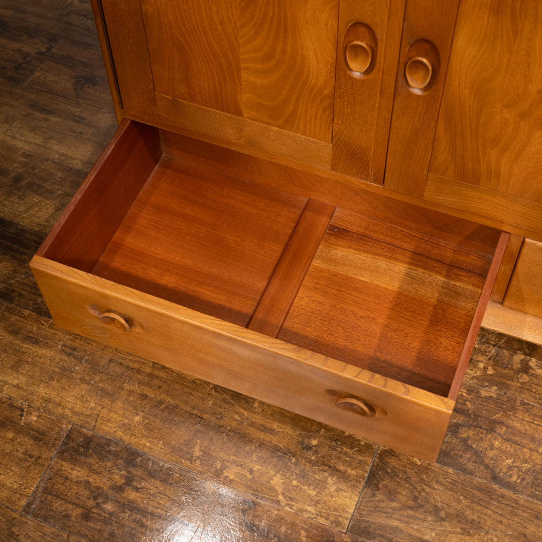 英国【ERCOL アーコール】オリジナルのカトラリートレイが備わった キャスター付き サイドボード /22I[m]