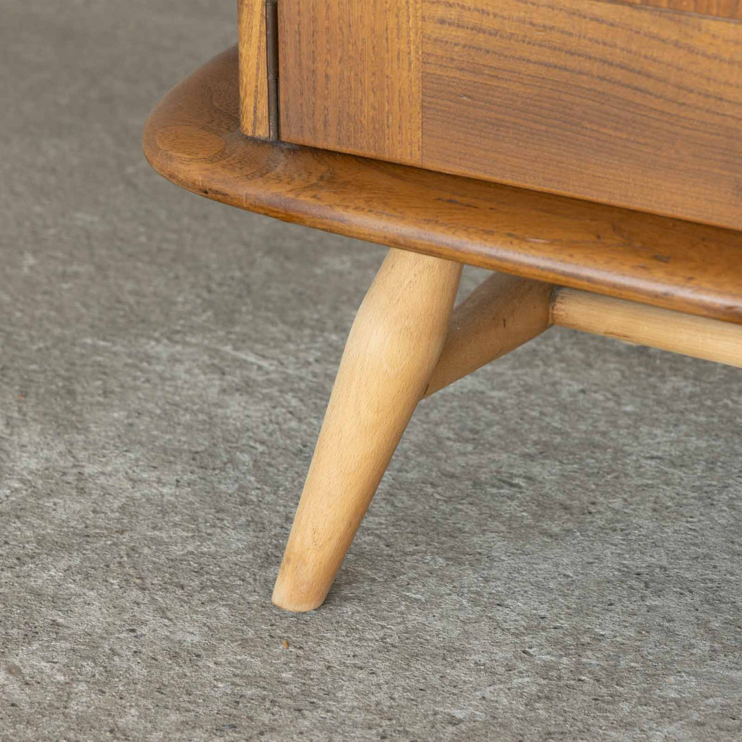 英国【ERCOL アーコール】どちら側から見ても美しい仕上がり 部屋を間仕切りするための家具 ルームディバイダー[m]