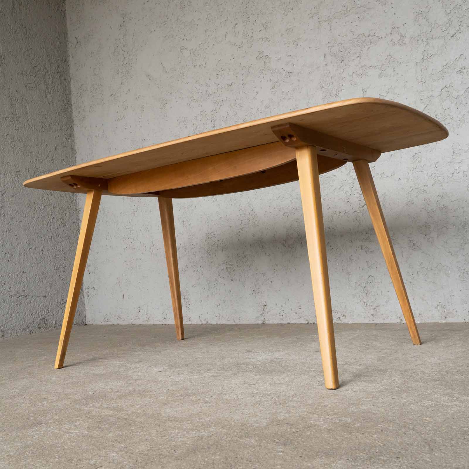 英国【ERCOL アーコール】ナチュラルな色味と丸みのある優しいフォルム