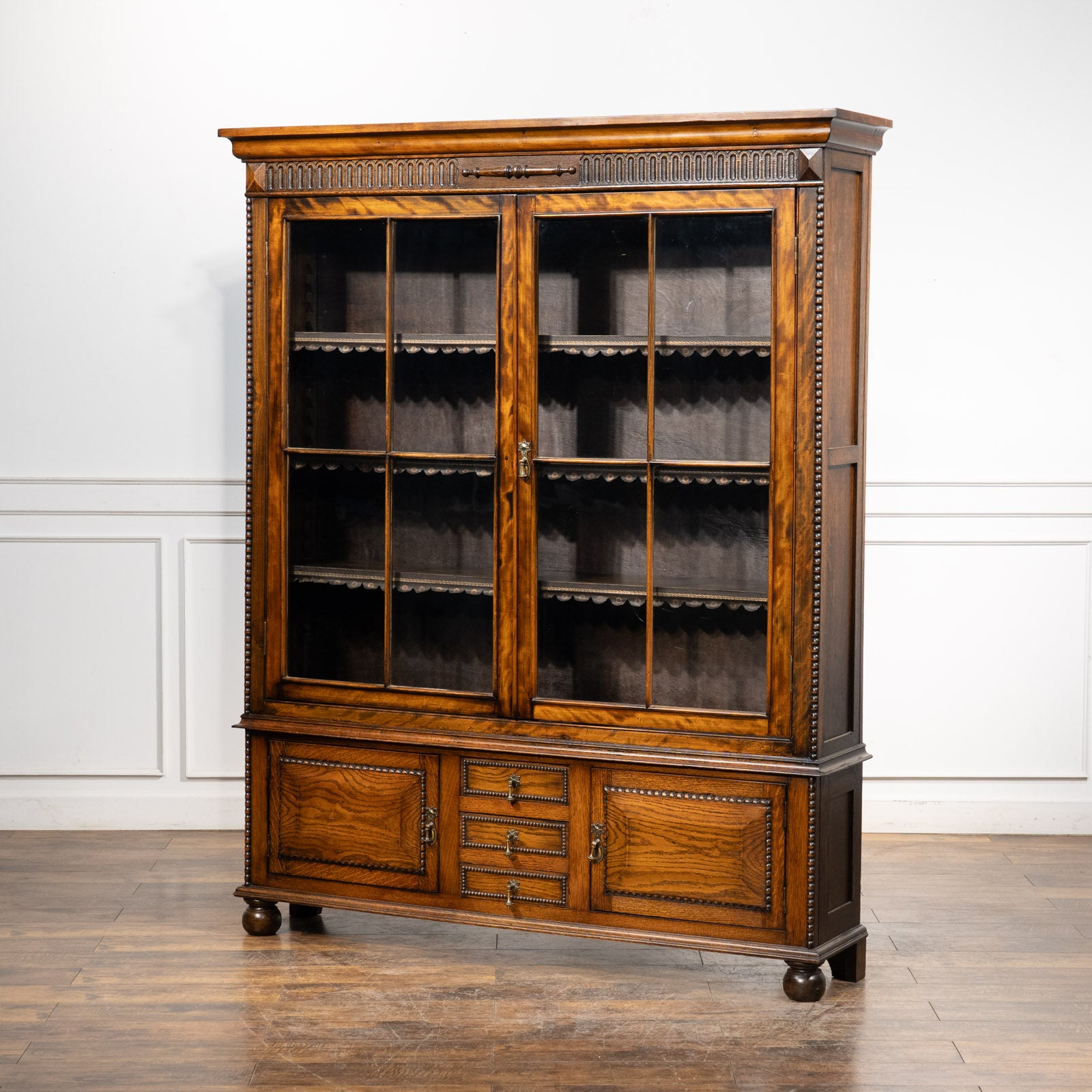 クラシカルなデザインに棚板の縁飾りがアクセント オーク ブックケース