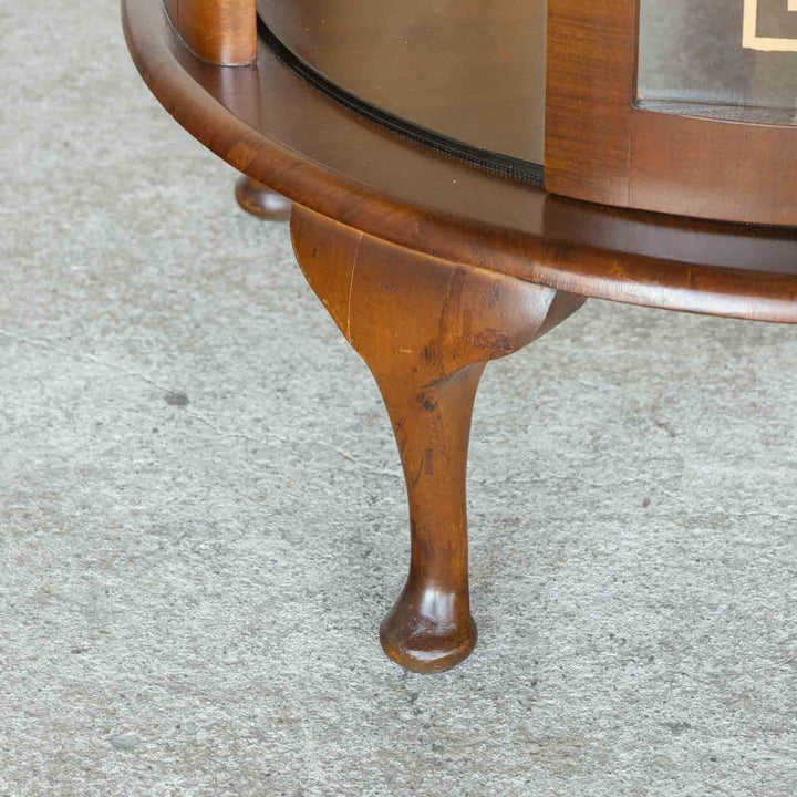 扉がスライドで開く珍しいタイプ ハーフムーンスタイル ウォールナット ガラスキャビネット[m]