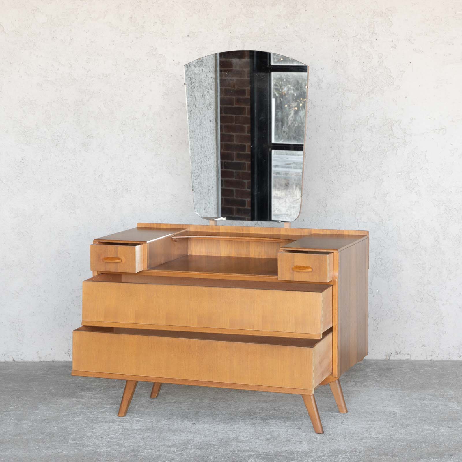 英国【Avalon アバロン】収納たっぷりで使いやすい 北欧らしいモダン