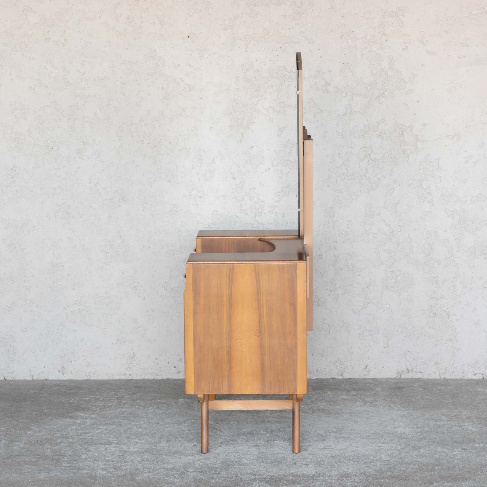 英国【Avalon アバロン】収納たっぷりで使いやすい 北欧らしいモダン