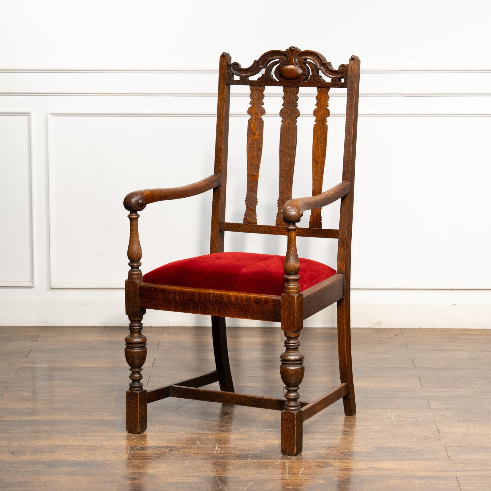 気品を感じるデザインにワインレッドカラーの座面が華やか オーク