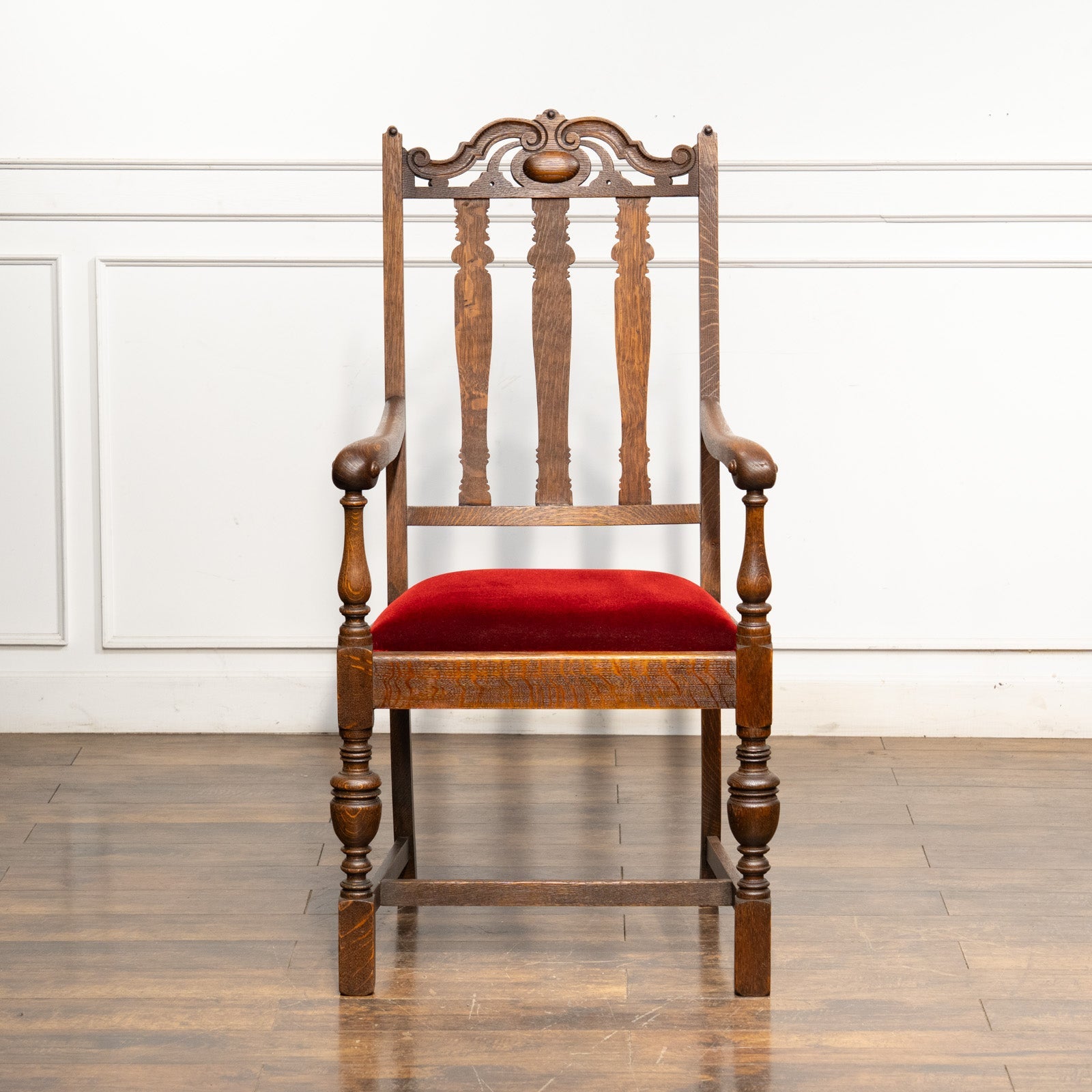 気品を感じるデザインにワインレッドカラーの座面が華やか オーク