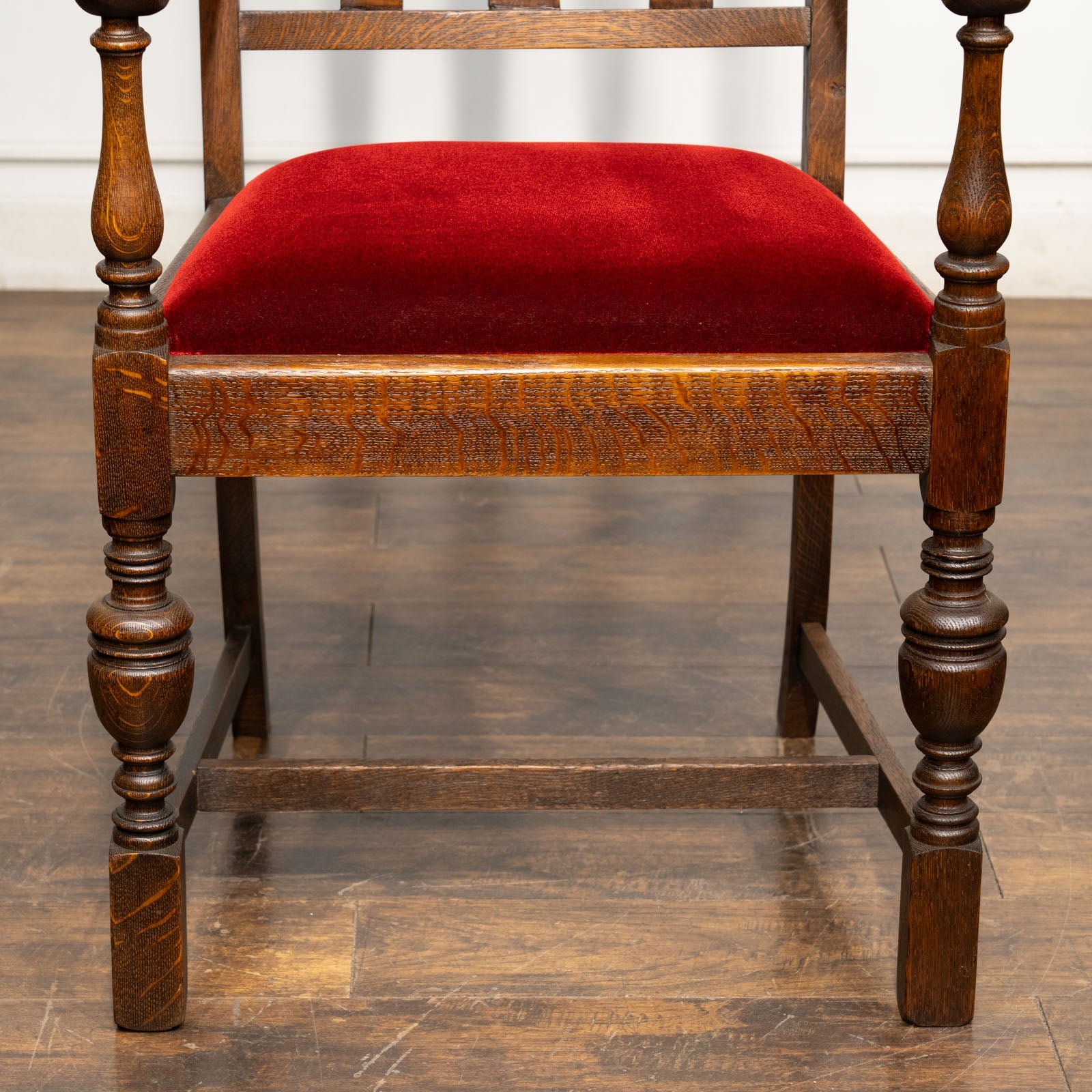 気品を感じるデザインにワインレッドカラーの座面が華やか オーク