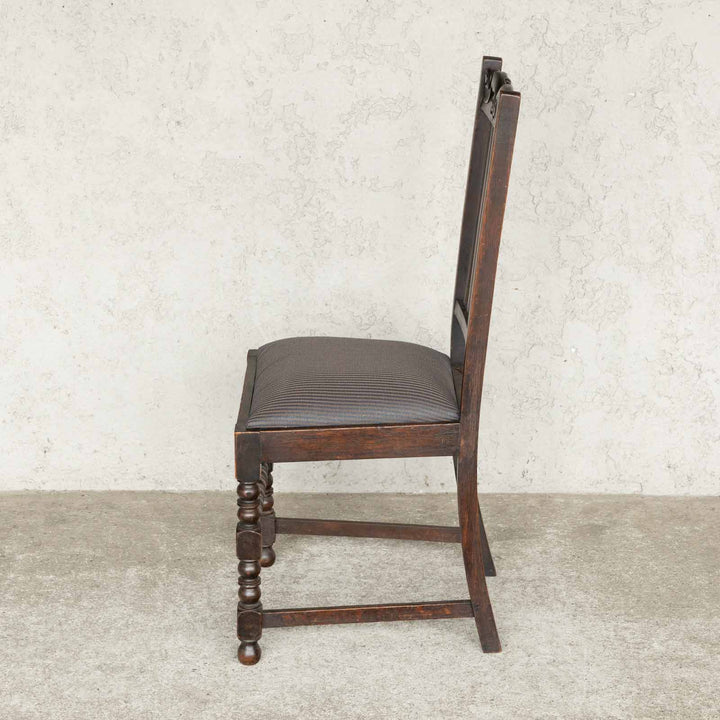 トップレイルの透かし彫りやボビンターニングレッグが気品ある佇まい オーク ダイニングチェア 着脱式座面 /22K-1[m]