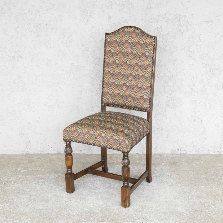 背中を優しく支えるハイバックにオリエンタルを感じる美しい張地が上品 オーク ダイニングチェア /22K-3[m]