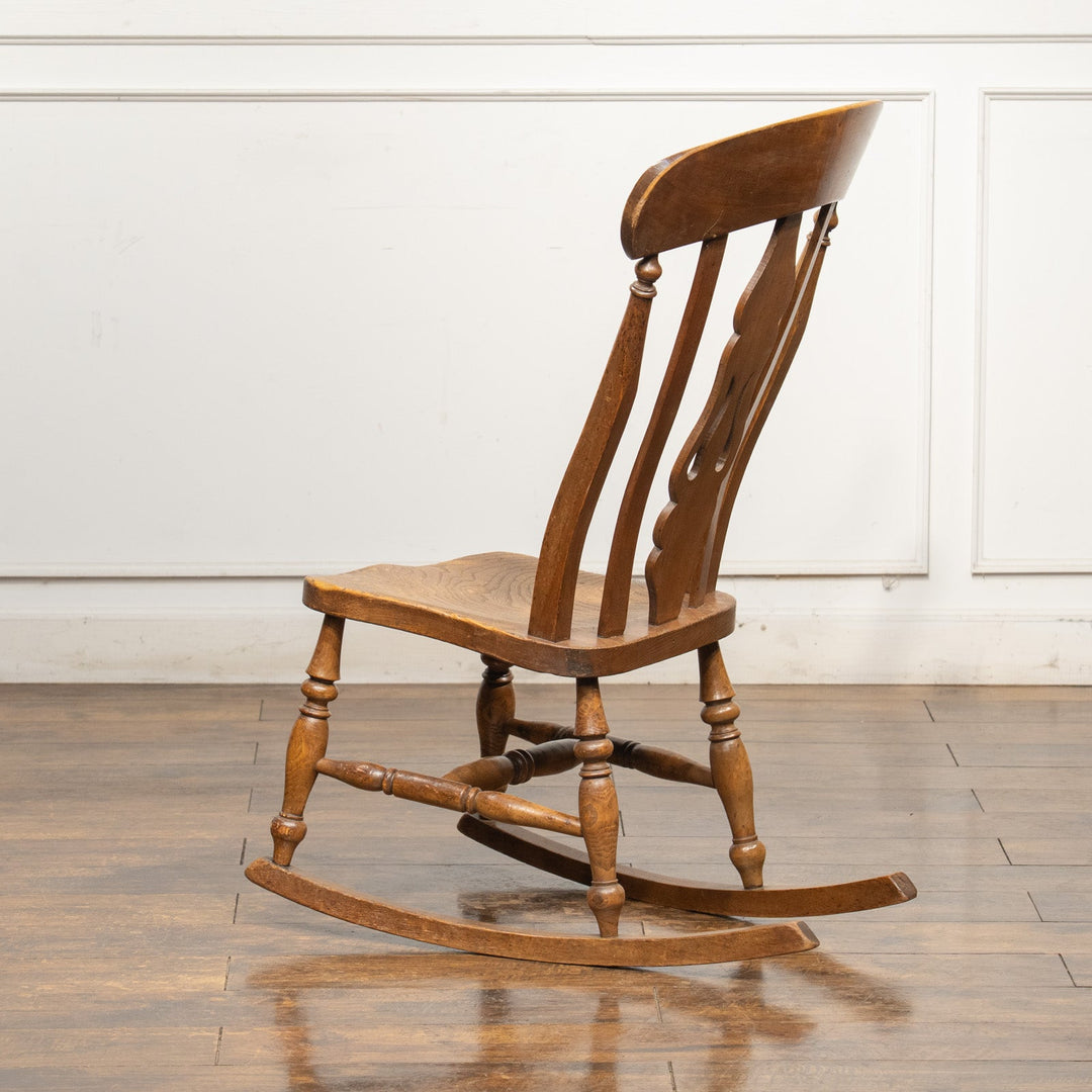穏やかな時をゆったり過ごせる座り心地 エルム フィドルバック ロッキングチェア /22K