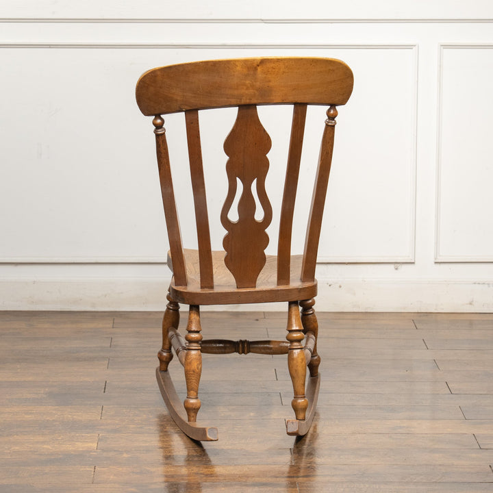 穏やかな時をゆったり過ごせる座り心地 エルム フィドルバック ロッキングチェア /22K