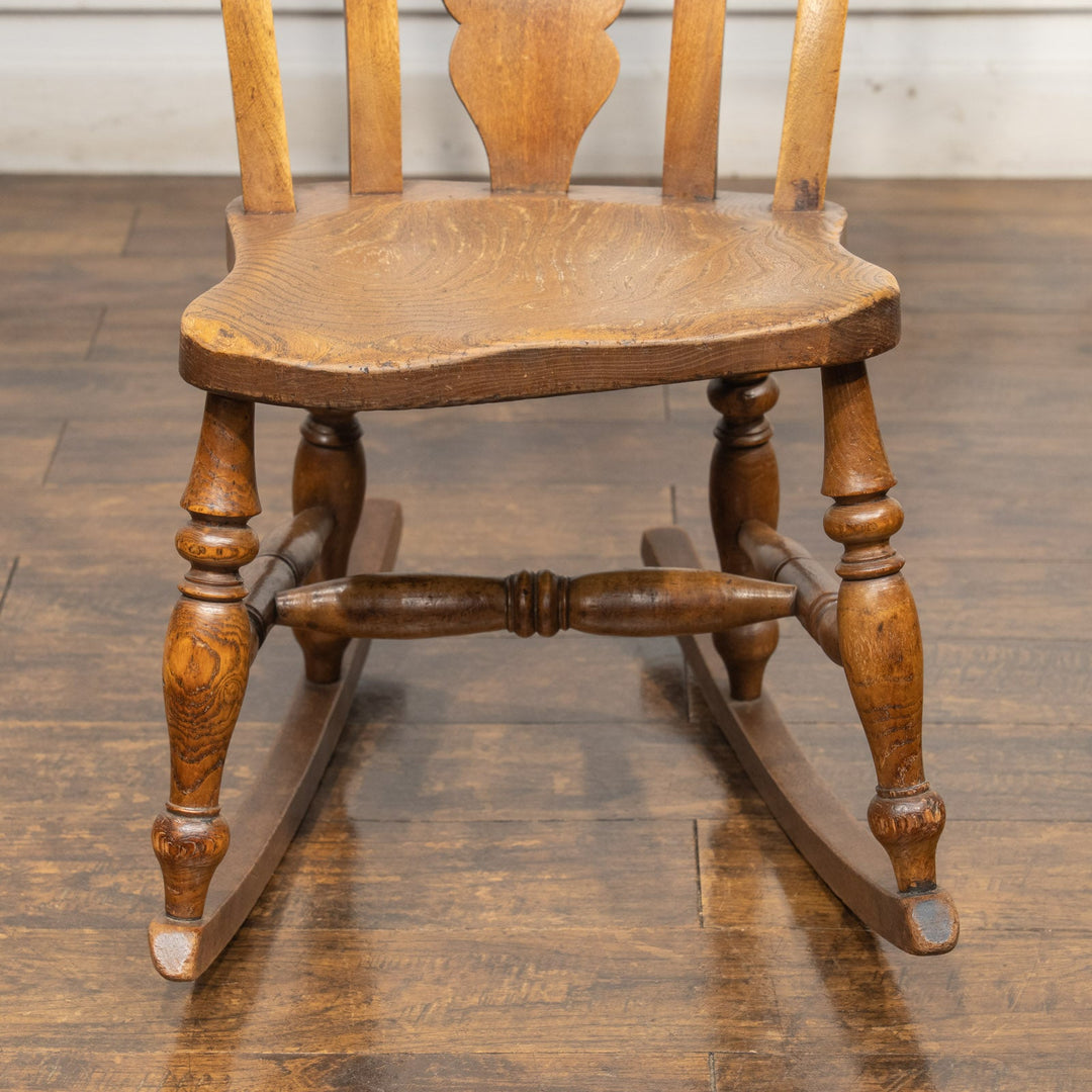 穏やかな時をゆったり過ごせる座り心地 エルム フィドルバック ロッキングチェア /22K