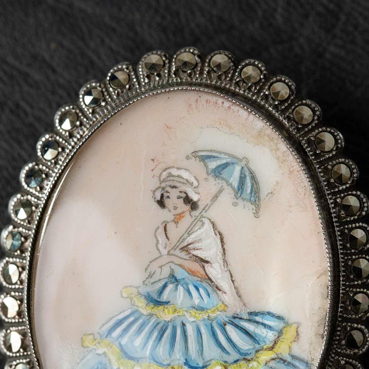 可愛らしいレディが描かれた スターリングシルバー マルカジット ガラス オーバルブローチ