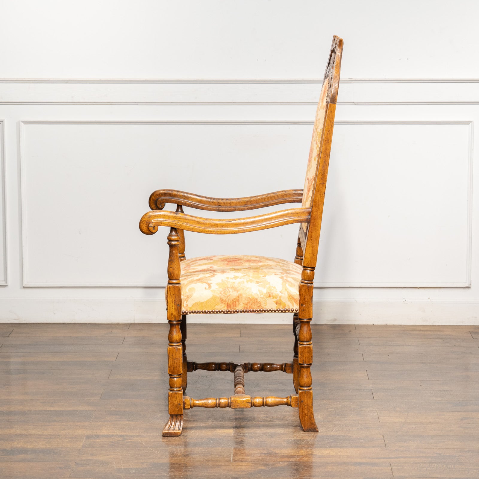 背もたれや貫に施されたこだわりの装飾が目を惹く オーク ダイニング