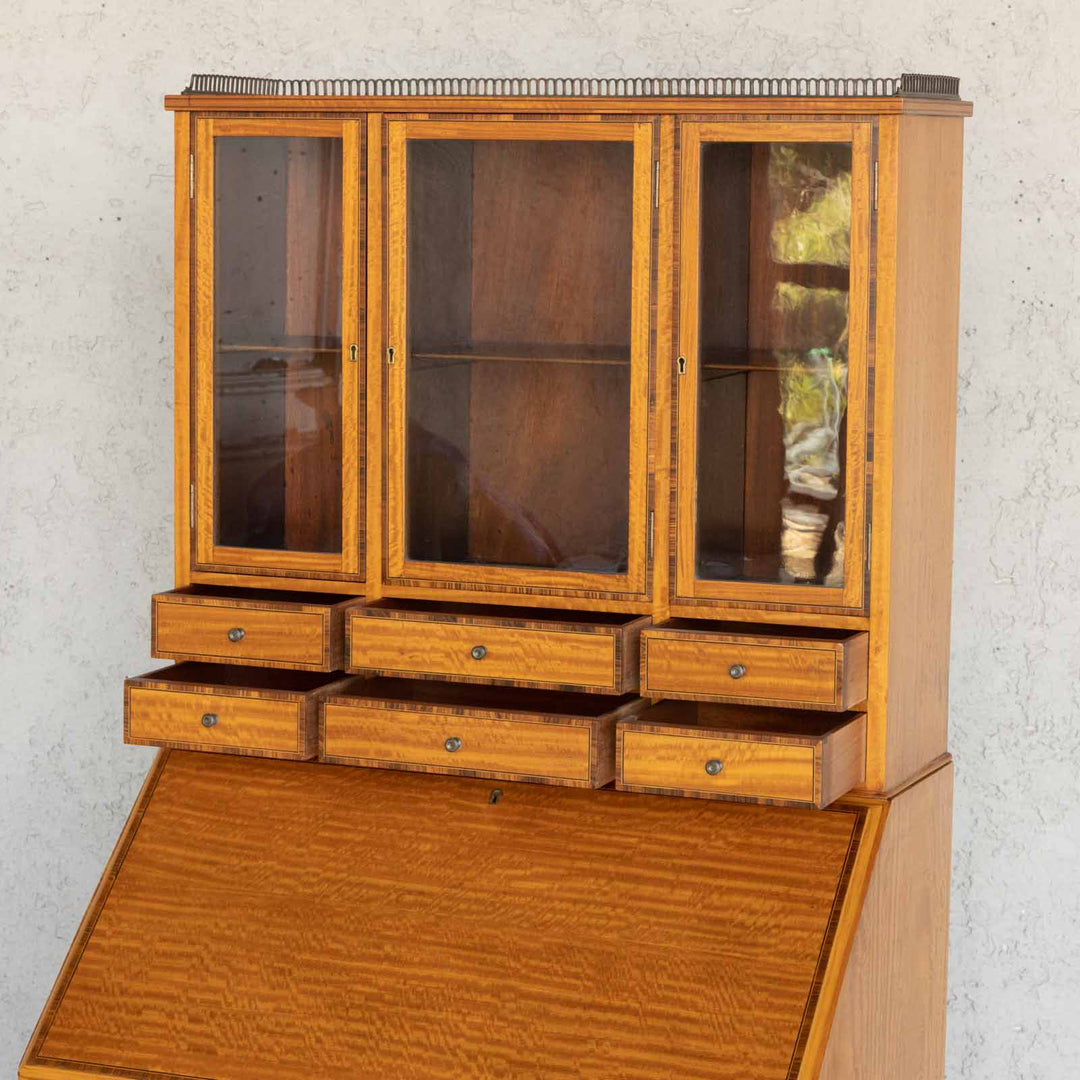 滑らかなサテンの布を思わせる美しいサテンウッドで作られた ビューローブックケース[m]