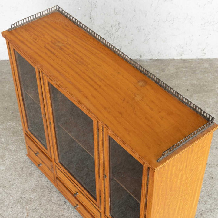滑らかなサテンの布を思わせる美しいサテンウッドで作られた ビューローブックケース[m]