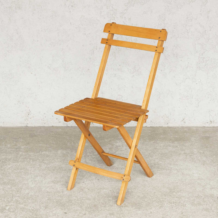 晴れた日に庭先で使いたい 軽くて便利な折り畳み式 パイン フォールディングチェア /22L-1[m]