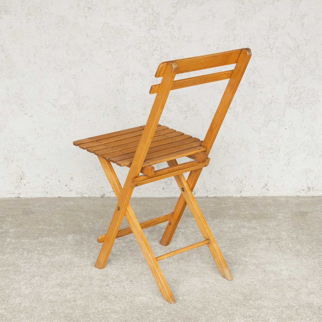 晴れた日に庭先で使いたい 軽くて便利な折り畳み式 パイン フォールディングチェア /22L-1[m]