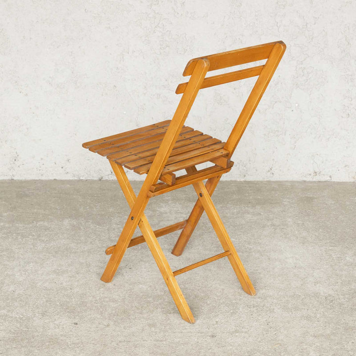 晴れた日に庭先で使いたい 軽くて便利な折り畳み式 パイン フォールディングチェア /22L-2[m]