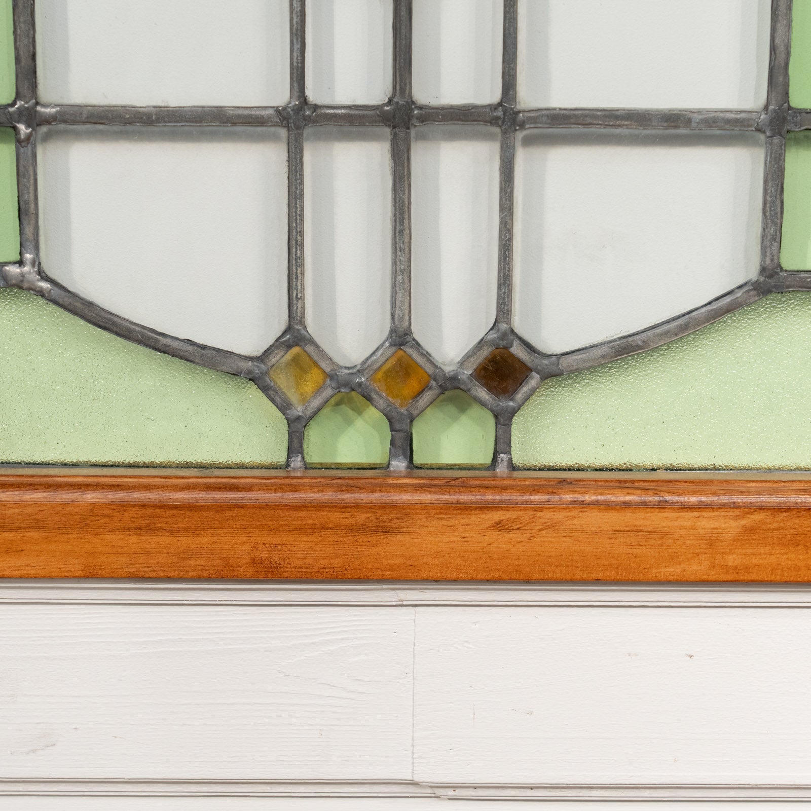 淡い色味のチューリップのモチーフが上品 ステンドグラス 480×845